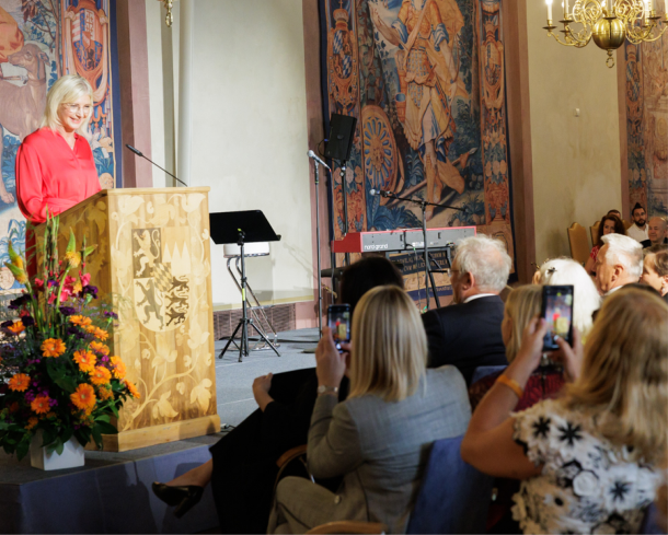 Vergrößerungsansichten für Bild: Grußwort von Frau Staatsministerin beim Staatsempfang zum 50-jährigen Jubiläum des Bayerischen Landesfrauenrates  im Karussell