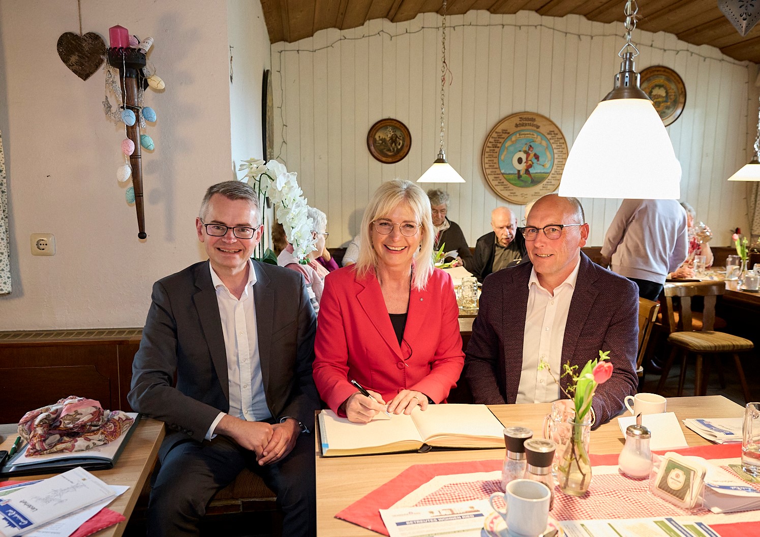 Das Foto zeigt Sozialministerin Ulrike Scharf (Mitte) zusammen mit MdL Peter Tomaschko (links) und Bürgermeister Erwin Gerstlacher (rechts).