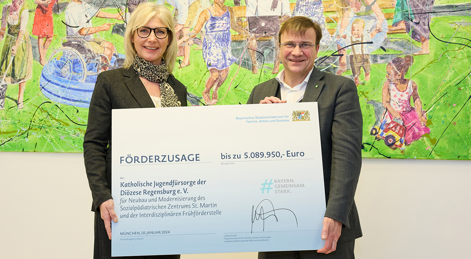 Sozialministerin Ulrike Scharf und Michael Eibl, Direktor der KJF Regensburg bei der Übergabe einer Förderzusage 