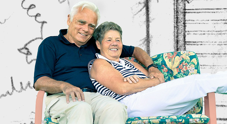 Key Visual Zu Hause daheim - Ein älteres Ehepaar auf einer Bank