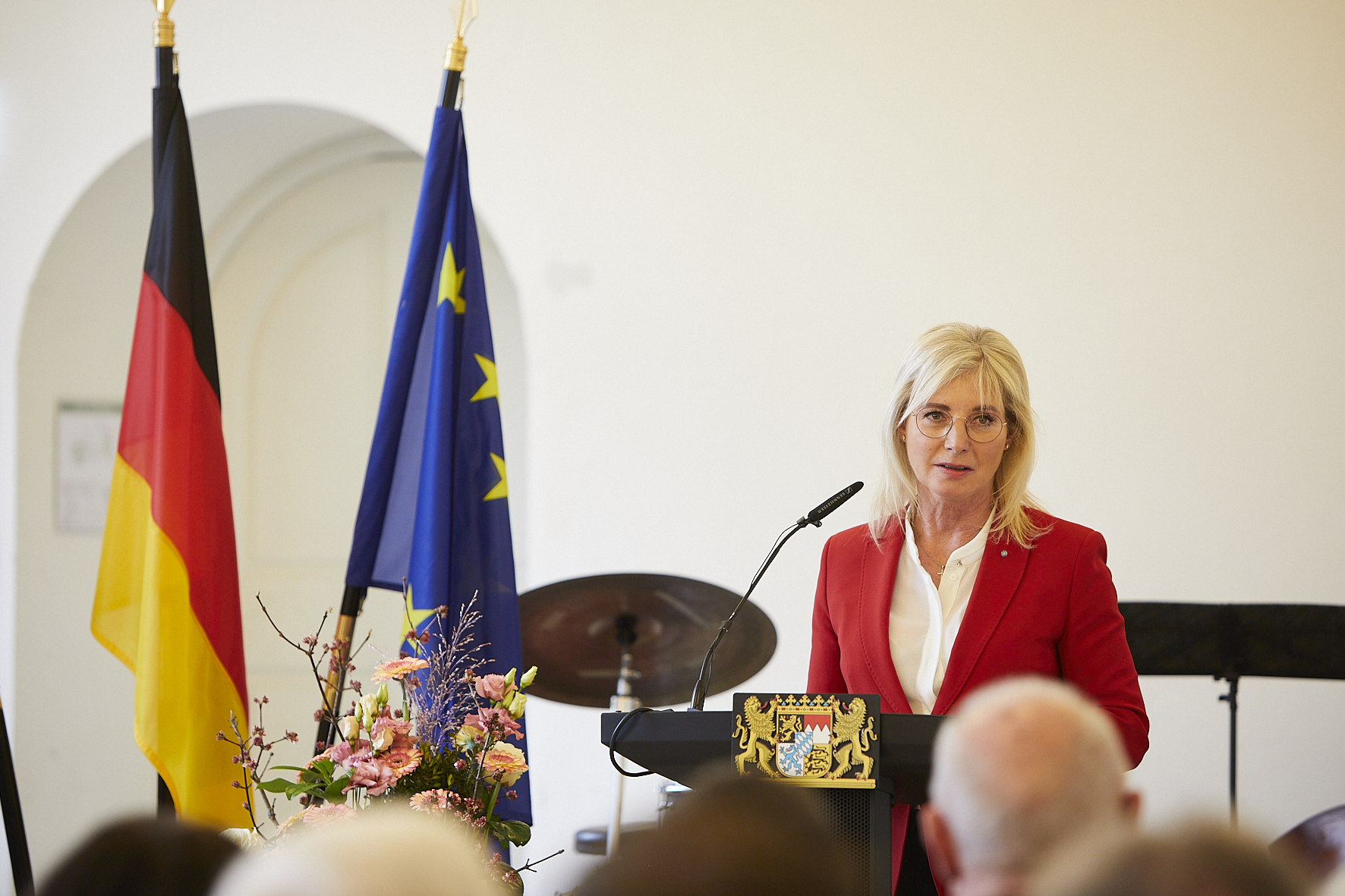 Staatsministerin Ulrike Scharf hält ein Grußwort bei der Verleihung des Bundesverdienstkreuzes am Bande.