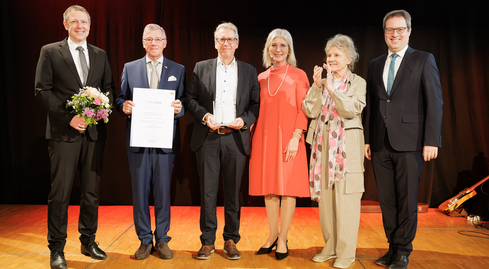 Das Foto zeigt die Preisträger mit Sozialministerin Ulrike Scharf, Antje Hagen, Schauspielerin und Botschafterin des Innovationspreises „Zu Hause daheim“ und Florian Luderschmid, Regierungspräsident von Oberfranken