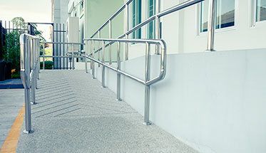 Vergrößerungsansichten für Bild: Eine barrierefreie Auffahrt zu einem Gebäude.