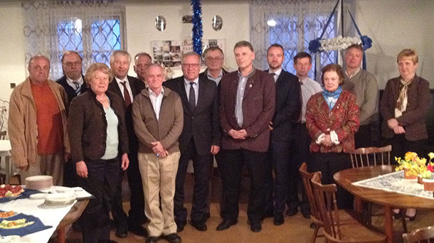 Vergrößerungsansichten für Bild: Gruppenfoto: Staatssekretär Johannes Hintersberger beim Besuch des Balthasar-Neumann Hauses in Eger im Karussell
